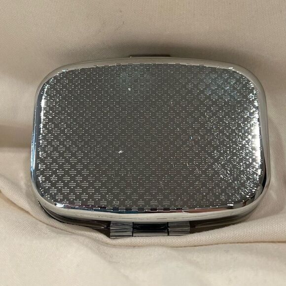 Bunny Flowers Travel Pill Box 2 Compartment Decorative Medicine Case Metal NWT - Picture 4 of 5